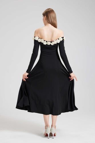 فستان اسود ميدي مزين بالورد