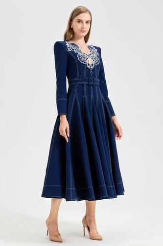 فستان كحلي واسع بتطريز ابيض