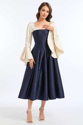 فستان كحلي وبيج بقصة واسعة