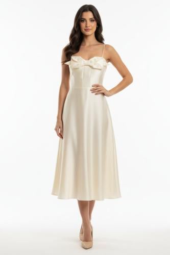 فستان اوف وايت مزين بفيونكة