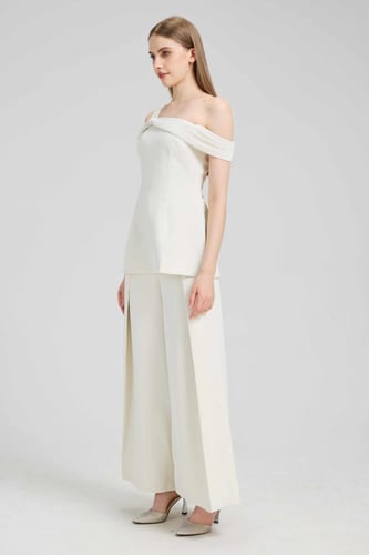 طقم بلوزة وبنطلون اوف وايت