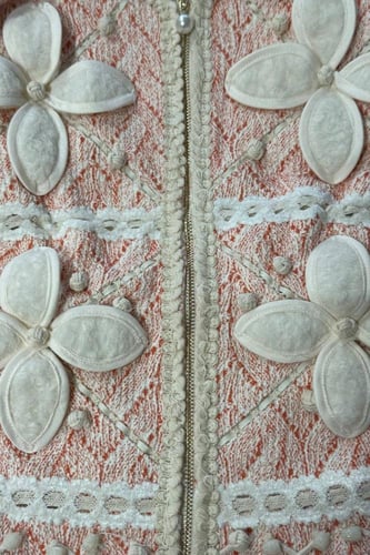 طقم جاكيت وردي وتنورة بيج