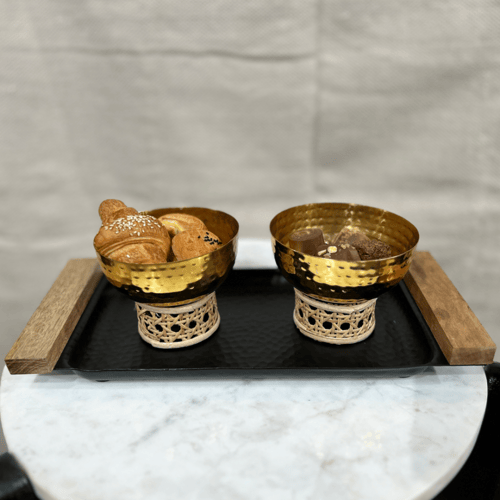 طقم ضيافة فاخر من صينية خشب راتان وزبديات ستيل ذهب...