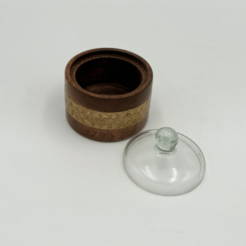 تمرية خشبية غامقة بشريط نحاسي منقوش – غطاء زجاجي ف...