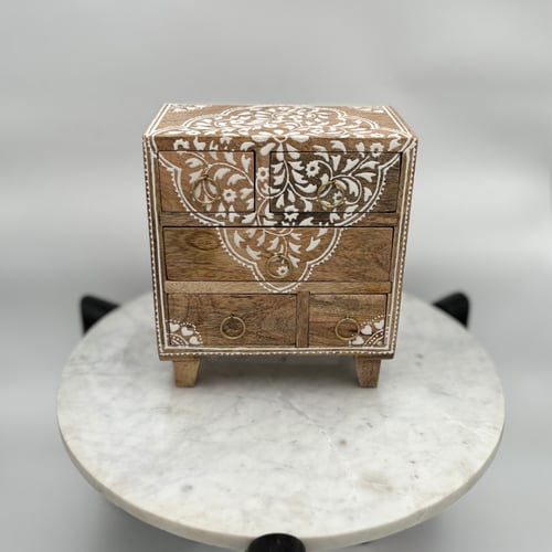 منظم أدراج خشبي بخمسة أدراج ونقوش يدوية بيضاء - وح...