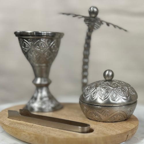 طقم مبخرة وصينية وعلبة بخور مع ملقاط ومجسم نخلة خش...