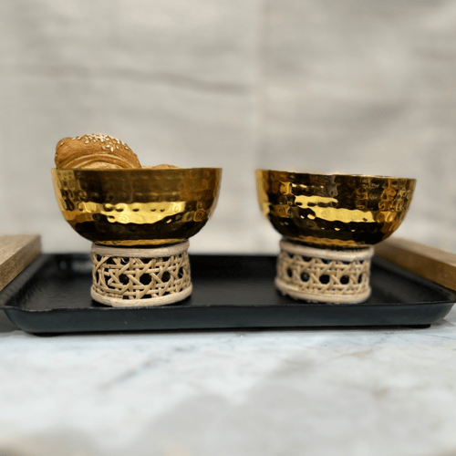 طقم ضيافة فاخر من صينية خشب راتان وزبديات ستيل ذهب...