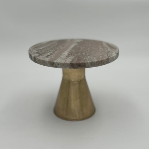 ستاند كيك رخامي بقاعدة ذهبية – إضافة فاخرة لضيافتك