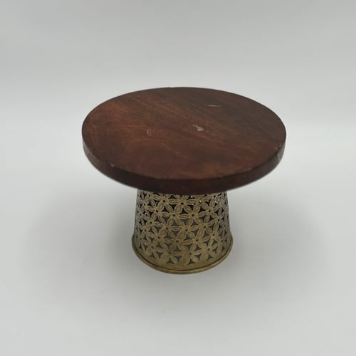 ستاند تقديم بقاعدة منقوشة وسطح خشبي – تصميم فاخر -...