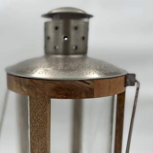 شمعدان خشبي ضخم بتصميم نيو كلاسيك ولمسات فضية - شم...