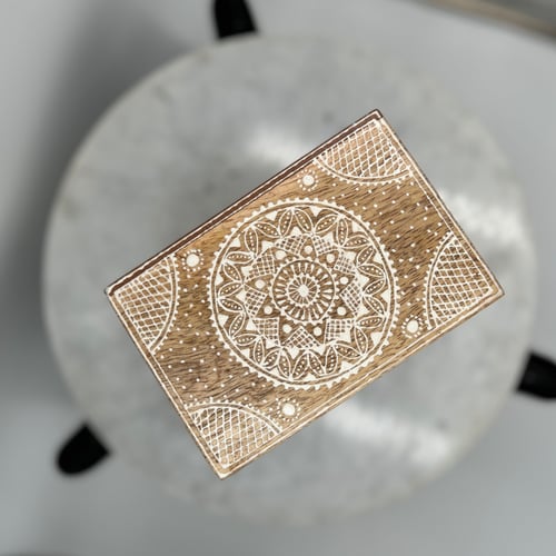 منظم أدراج خشبي بأربعة أدراج ونقوش كلاسيكية بيضاء...