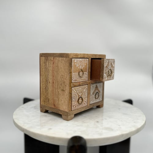 منظم أدراج خشبي بأربعة أدراج ونقوش كلاسيكية بيضاء...