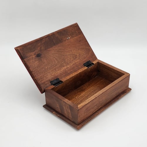 علبة خشبية تراثية على شكل باب نجدي باللون الأحمر د...