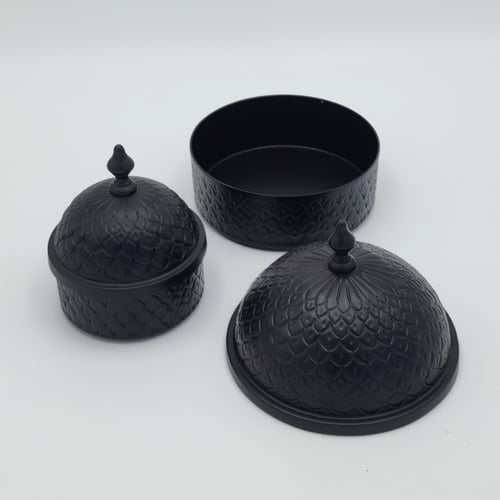 علبة تمرية ستيل مودرن فضية بتصميم حفر حراشف السمك