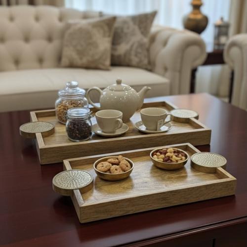 طقم صواني خشبية بمسكات نحاسية محفورة طقم قطعتين