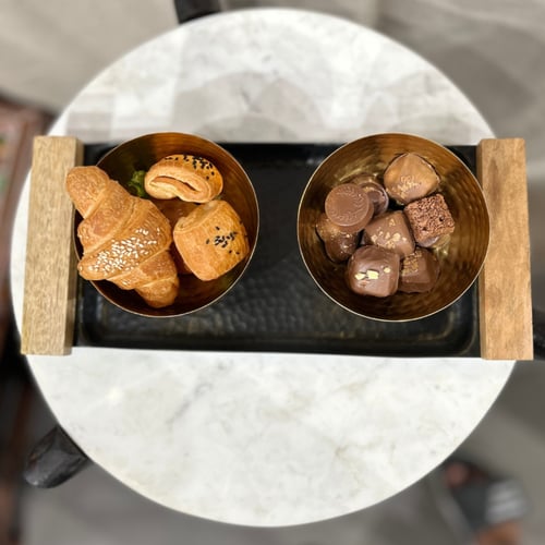 طقم ضيافة فاخر من صينية خشب راتان وزبديات ستيل ذهب...