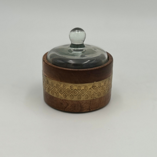 تمرية خشبية غامقة بشريط نحاسي منقوش – غطاء زجاجي ف...