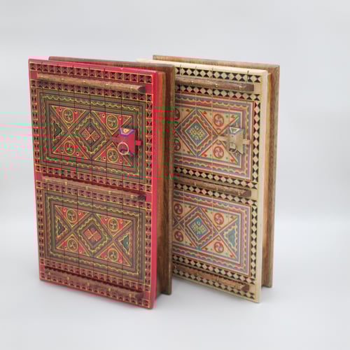 صندوق خشبي تقليدي بنقوش نجديّة باللون الأحمر الفاخ...