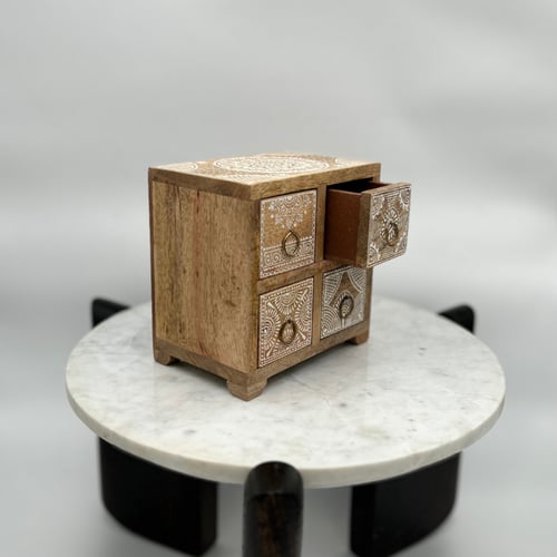 منظم أدراج خشبي بأربعة أدراج ونقوش كلاسيكية بيضاء...