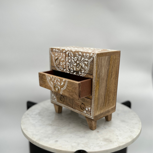 منظم أدراج خشبي بخمسة أدراج ونقوش يدوية بيضاء - وح...