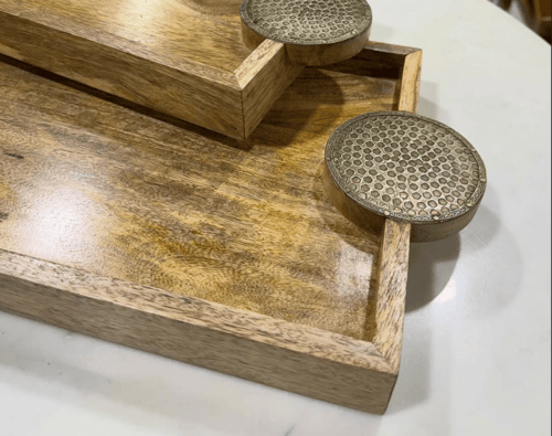 طقم صواني خشبية بمسكات نحاسية محفورة طقم قطعتين