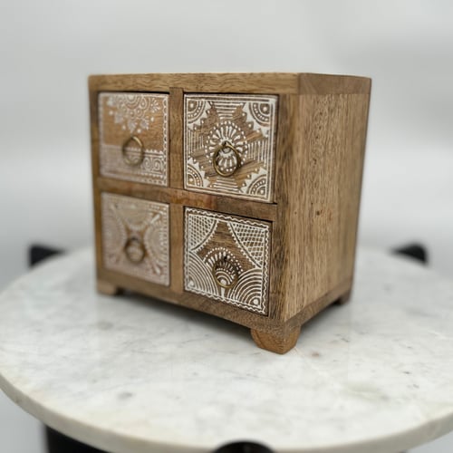 منظم أدراج خشبي بأربعة أدراج ونقوش كلاسيكية بيضاء...