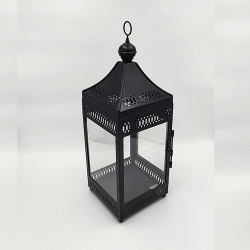 شمعدان أسود فاخر بتصميم مربع وهرمي أنيق