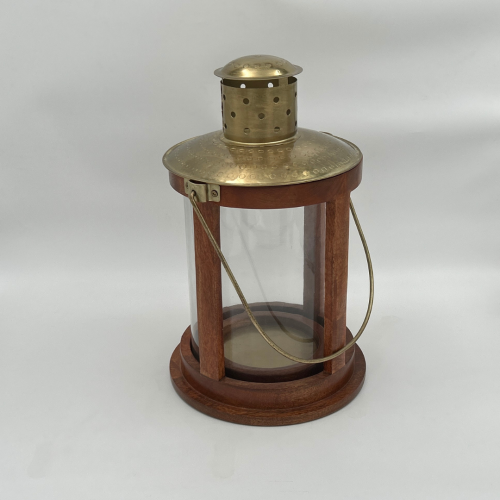 شمعدان خشبي غامق بتصميم نيو كلاسيك فاخر مع لمسات ذ...