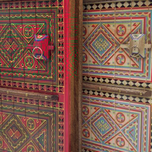 صندوق خشبي تقليدي بنقوش نجديّة باللون الأحمر الفاخ...