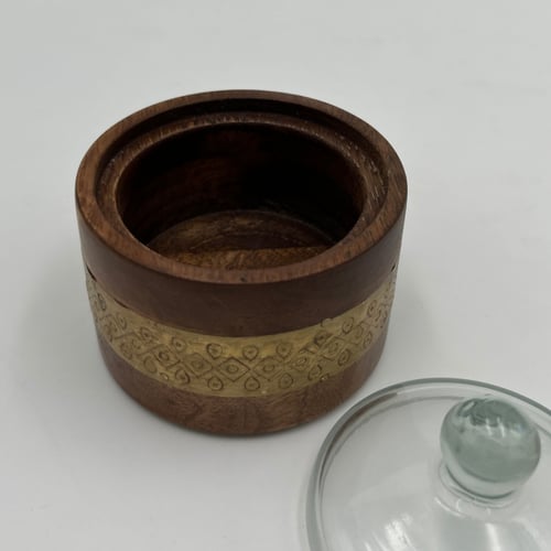 تمرية خشبية غامقة بشريط نحاسي منقوش – غطاء زجاجي ف...