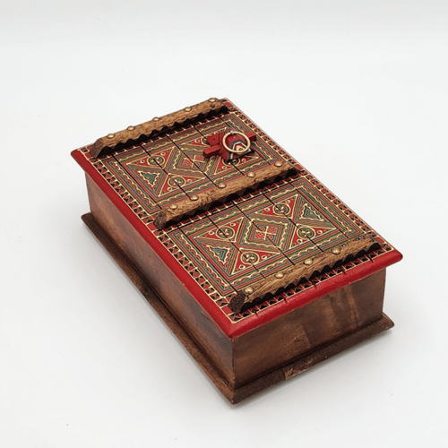 علبة خشبية تراثية على شكل باب نجدي باللون الأحمر د...