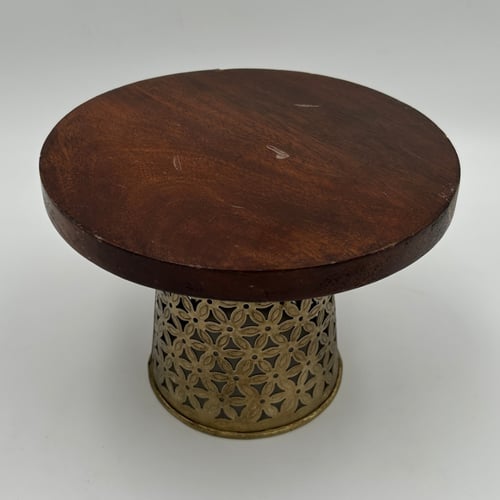 ستاند تقديم بقاعدة منقوشة وسطح خشبي – تصميم فاخر -...