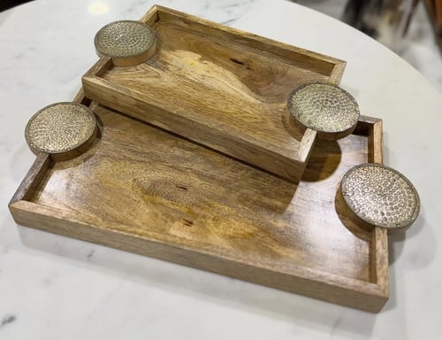 طقم صواني خشبية بمسكات نحاسية محفورة طقم قطعتين