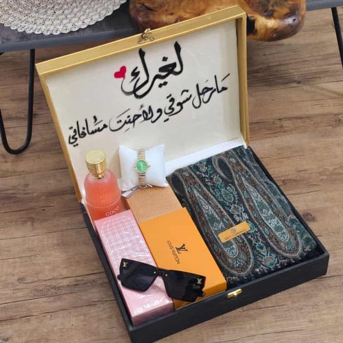 بوكس هدايا نسائي شتوي فاخر - شال كشميري وعطر وساعه...