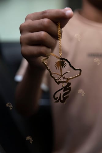 تعليقة سيارة خريطة المملكة بشعار السيفان والنخلة