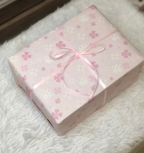 تغليف وردي+ شريطه
