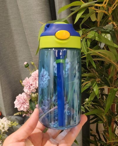 علبة موية زرقاء