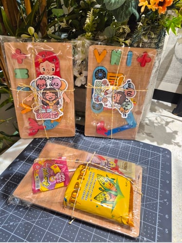 تركيبات خشبية منوعة مع حلويات