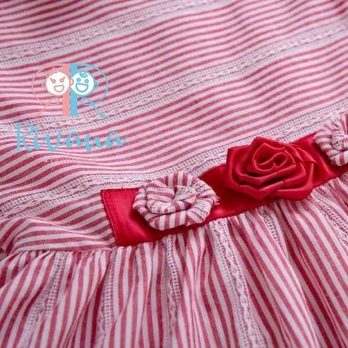 فستان احمر مخطط أنيق مع اكسسوار شعر