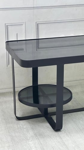 طاولة قهوة عصرية من الزجاج والمعدن الأسود