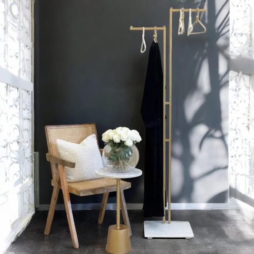 علاق ملابس بقاعدة بديل رخام بارتفاع 170 سم