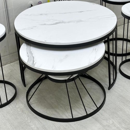 طقم طاولات + 4 طاولات خدمة بسطح خشبي أبيض بديل رخا...