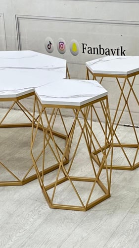 طقم طاولات متداخلة لون ذهبي 5 قطع بسطح شبيه الرخام