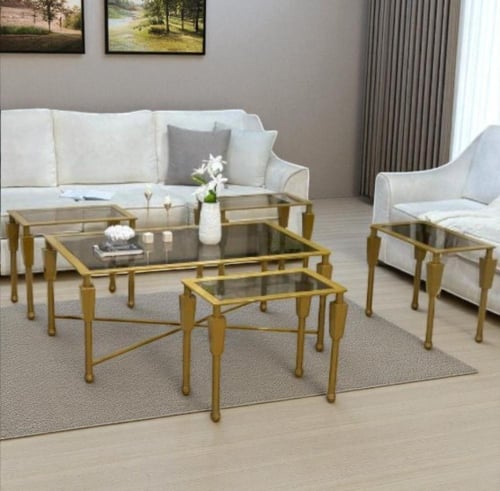 طقم طاولات ذهبي مع 4 طاولات خدمة