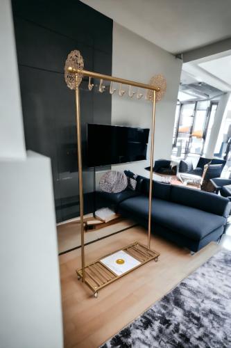 علاق ملابس ذهبي مقاس : 170*30*80