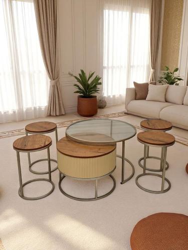 طقم طاولتين متداخلتين مع 4 خدمة