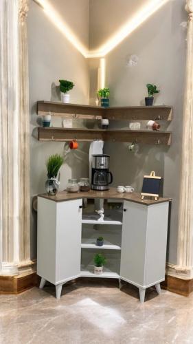 ركن كوفي زاوية مع أرفف