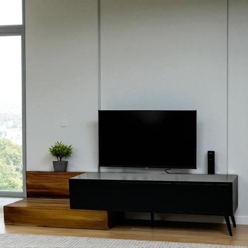 طاولة بلازما بتصميم عصري وأنيق