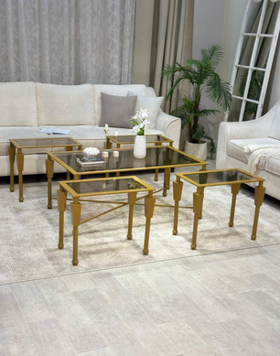 طقم طاولات ذهبي مع 4 طاولات خدمة