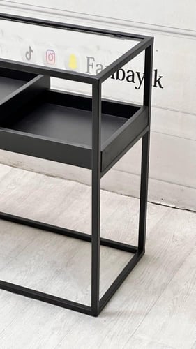 مدخل كونسول أسود أنيق